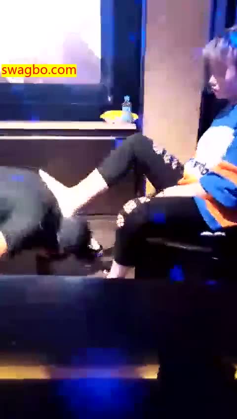 【68分】重度耳光鞭打口水脚踩食物第二部-00后冰冰女王_20181103214821 -套路艾彩视频