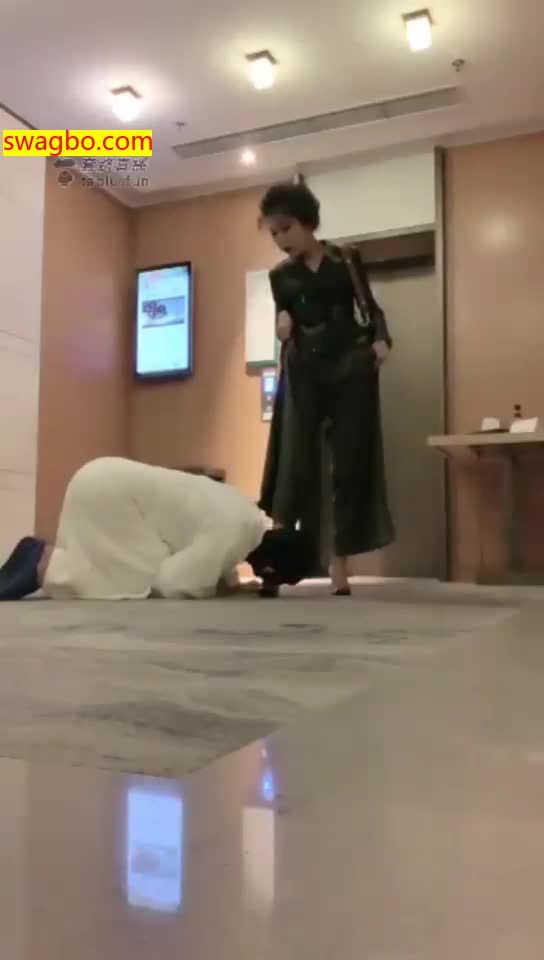 【歌迪丝S】电梯口深喉到吐出晚饭来，爽【11分钟】【标清】 -套路艾彩视频