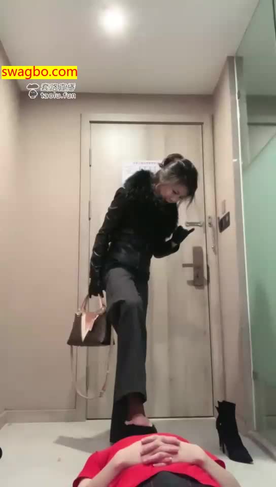 【歌迪丝S】贱狗跪迎主人，磕头深喉【21分钟】【标清】 -套路艾彩视频