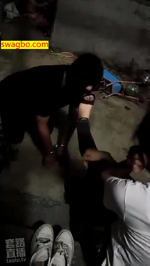 喂新收的狗狗圣水_夫妻娜主 -套路艾彩视频