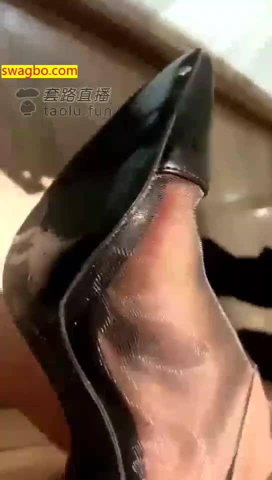 【歌迪丝S】女奴三婶儿，舔脏鞋底，舌头都黑了【32分钟】 -套路艾彩视频