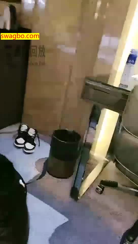 【VINNIE维妮】调教绿妻虐母物，跪拜钻跨遛狗口爆舔足喂食（上）【18分钟】 -套路艾彩视频