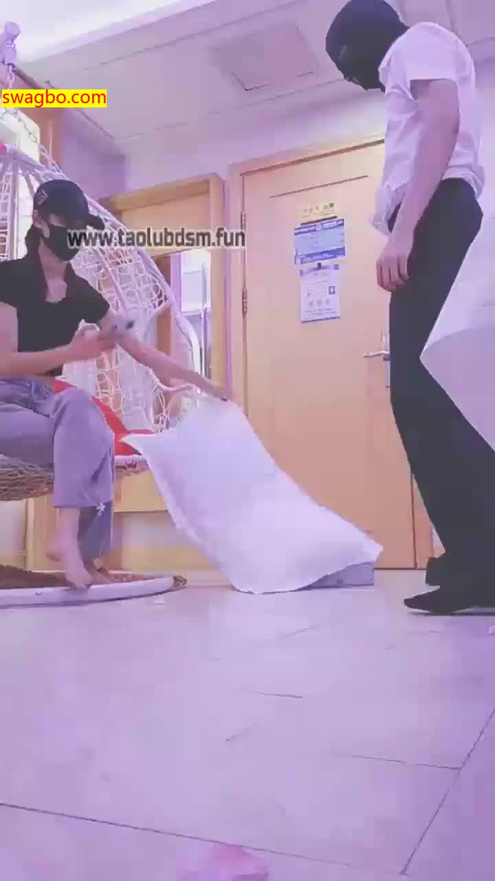 【美娜格格s】剧情酒店服务员的驯化吃白袜，耳光踩踏【63分钟】 -套路艾彩视频