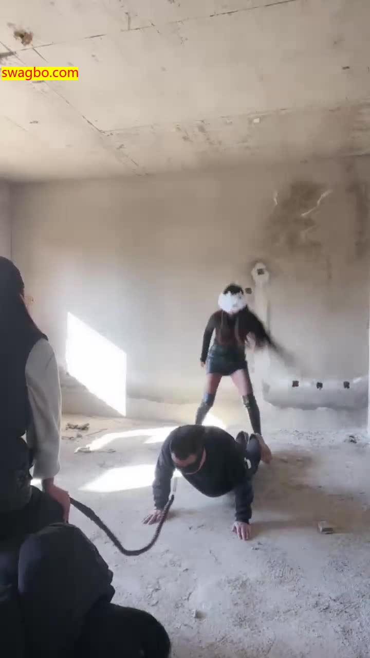 【妆主大大】和素人小姐姐户外调教鞭打骑马遛狗上集【39分钟】 -套路艾彩视频