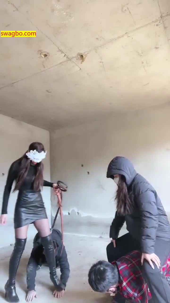 【妆主大大】和素人小姐姐户外调教鞭打骑马遛狗下集【31分钟】 -套路艾彩视频