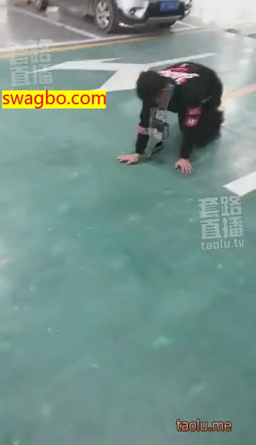 【12分】带狗逛完街车库清理脏鞋底-12120181201002823 -套路艾彩视频