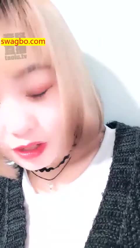 变态哥哥偷舔妹妹脚极度羞辱_4_-00后冰冰女王1 -套路艾彩视频