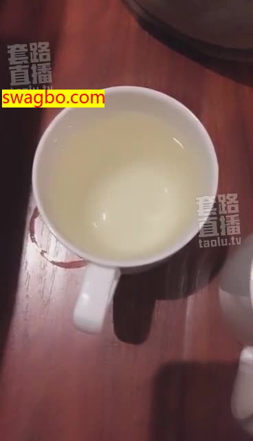 sheng水里有根阴毛，他竟然一起喝下去了 -套路艾彩视频