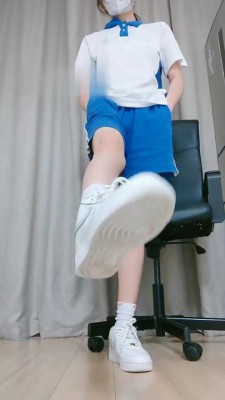 【暴力美学】学生服空姐一号踩面包 bf18122 -套路艾彩视频