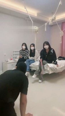 【精神小妹】诺诺带两素人妹妹小白鞋tj bf18084 -套路艾彩视频