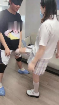 【欣欣】白丝萝莉主踢裆贱狗舔脚 bf17514 -套路艾彩视频