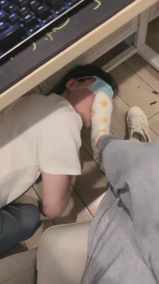 【宝爷】网吧公开让狗伺候 bf15135 -套路艾彩视频