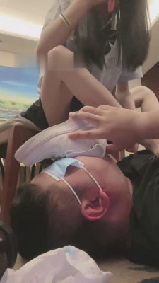 【阿月】JK学生S过膝袜皮鞋踩狗 bf12811 -套路艾彩视频