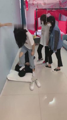 【精神小妹S】三姐妹踩踏系列 bf14021 -套路艾彩视频