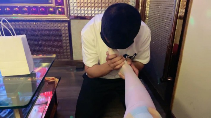 【小鱼爹】KTV调教舔脚坐脸 bf13614 -套路艾彩视频