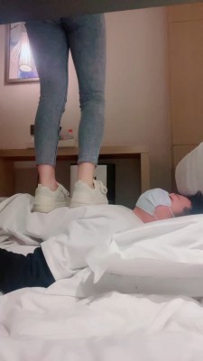 【筱七S】小白鞋黑船袜踩狗 bf21211 -套路艾彩视频