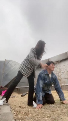 【猫咪大人】户外暴力踢踹偷拍狂【双视角版】 bf21122 -套路艾彩视频