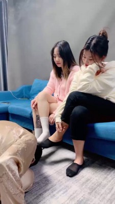 【狗哥】双素人船袜塞嘴全体重踩 bf21099 -套路艾彩视频