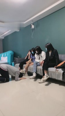 【精神小妹】素人群女遛狗调踩踏 -套路艾彩视频