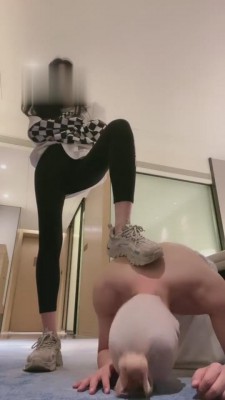 【弯弯小阿姨】小白鞋船袜虐路边捡到的野狗 bf3915 -套路艾彩视频