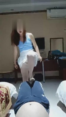 【莉娜】重度踢裆sp耳光圣水窒息 bf3748 -套路艾彩视频