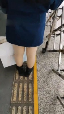 【梵高】开发车站美女素人踩踏 bf9137 -套路艾彩视频