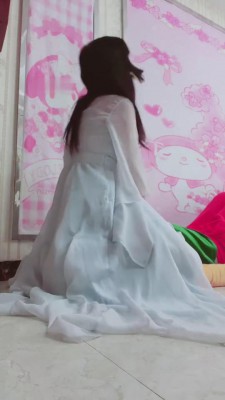 【兔粉粉】坐脸/全体重踩/虐乳 bf7525 -套路艾彩视频