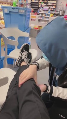 【雪莉】学生S在便利店玩师兄 bf7386 -套路艾彩视频