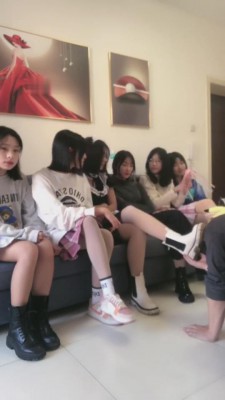 【精神小妹】带素人群调狗子 bf7402 -套路艾彩视频