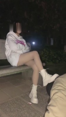 【甜甜】户外花园遛狗（路人偷拍） bf7176 -套路艾彩视频
