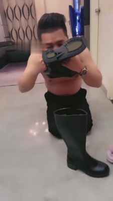 【滔滔】偷舔鞋被发现后暴打 bf6781 -套路艾彩视频