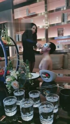 【成都六姐】精彩!三姐妹KTV玩狗 bf6492 -套路艾彩视频
