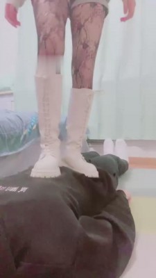 【小劳拉】暴力踩踏-长靴黑丝耳光/骑脖子 bf6314 -套路艾彩视频