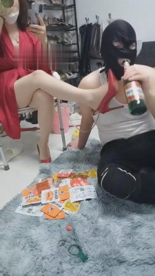 【乐姐】圈养奴第九天伺候主人啤酒口水虐乳 bf6365 -套路艾彩视频