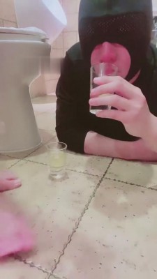 【小劳拉】KTV厕所呕吐物口水喂食 bf6424 -套路艾彩视频