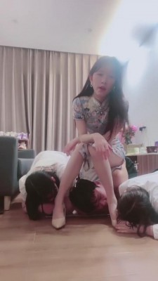 【漫漫】强迫两表妹圣水坐脸钻胯 bf6624 -套路艾彩视频