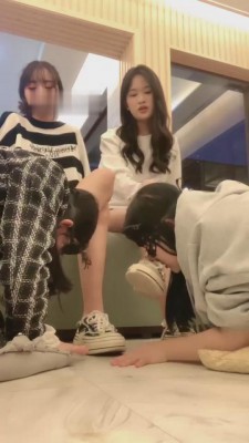 【希希子】圣诞夜来别墅伺候三位妈妈 bf6071 -套路艾彩视频