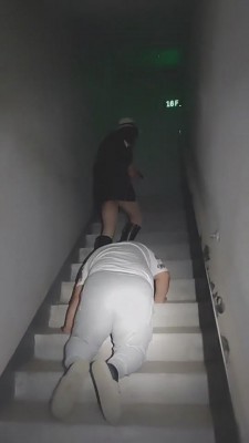 【乐爷】楼梯间调奴舔丝袜脚 bf8995 -套路艾彩视频
