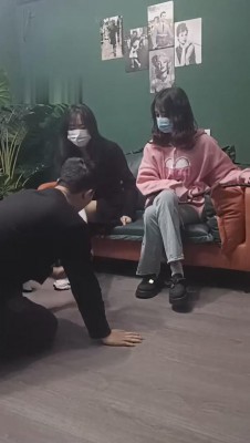 【重庆男神】两精神小妹暴打男神 bf10419 -套路艾彩视频