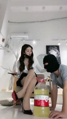 【风吟女神】下贱的厕所挑战5升圣水 bf10850 -套路艾彩视频