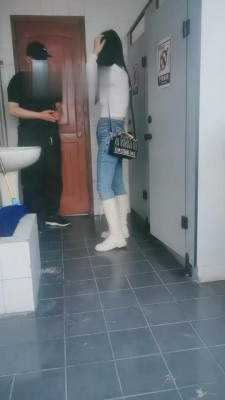 【语晴】公厕偷窥的下场 bf10835 -套路艾彩视频