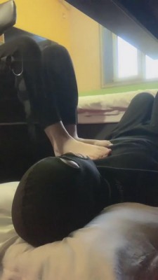 【精神小妹】大二女神电脑桌下无意识踩狗 bf10935 -套路艾彩视频