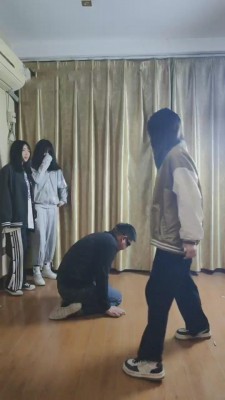 【最抗揍M】群殴-卫校学生围殴班主任 bf11250 -套路艾彩视频