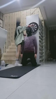 【傲柔】飞镖逗狗/踢踹扇打到狗跪地求饶 bf9715 -套路艾彩视频