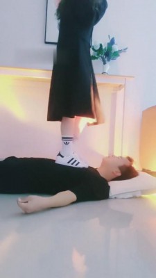 【九九女王】白袜白鞋全体重踩踏/碾压/深喉 bf9754 -套路艾彩视频