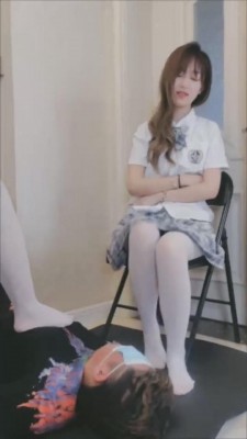 【小怡】萝莉学生双S抽狗脸脚耳光 bf9940 -套路艾彩视频