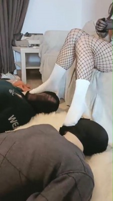 【飞扬女王】白棉袜踩踏双狗 bf9976 -套路艾彩视频