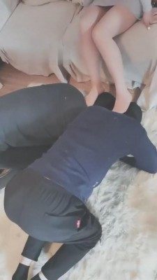 【巴莉女王】闻丝袜脚踩狗脖子 bf8030 -套路艾彩视频