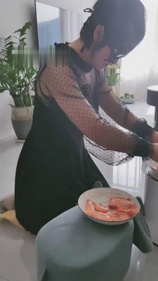 【清见】女奴时常伺候女主用餐 bf8194 -套路艾彩视频