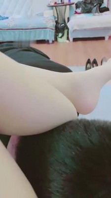【薇薇】和一只小可爱一起舔脚【双视角版】 bf8632 -套路艾彩视频